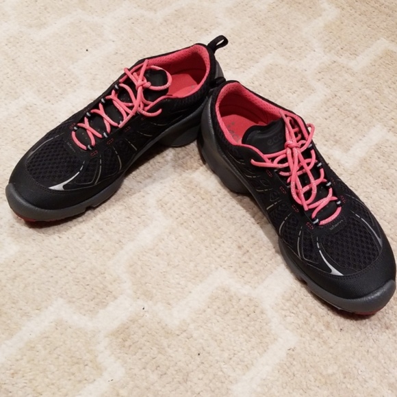 Shoes - Picture 2 of 4